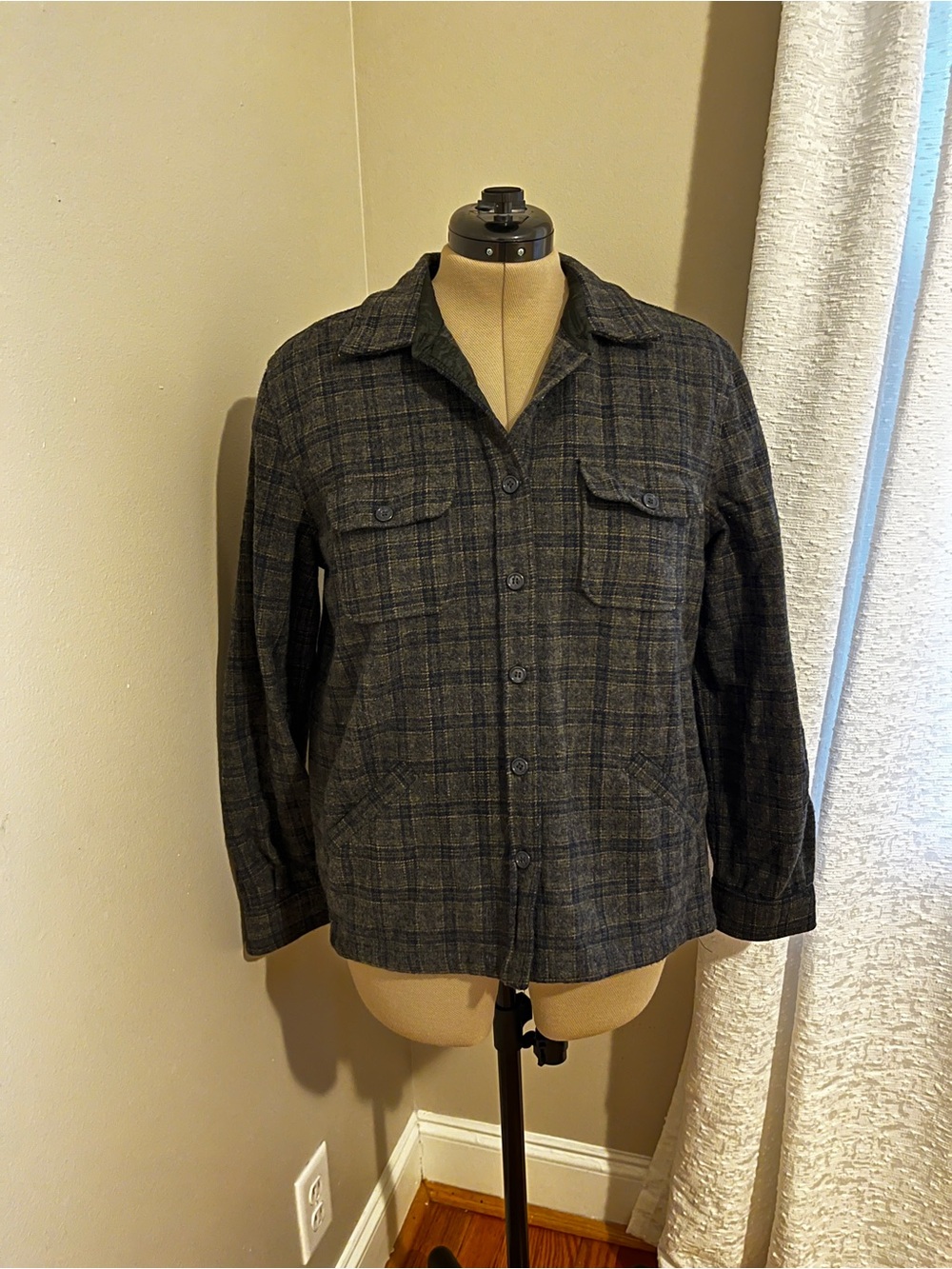 Aeropostale Men's Dark Gray Plaid Lightweight Shirt Jacket